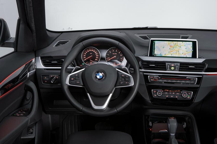 Торпедо BMW X1 sDrive20i Orange Edition 2017 года  (NL) (фото 7 из 16)